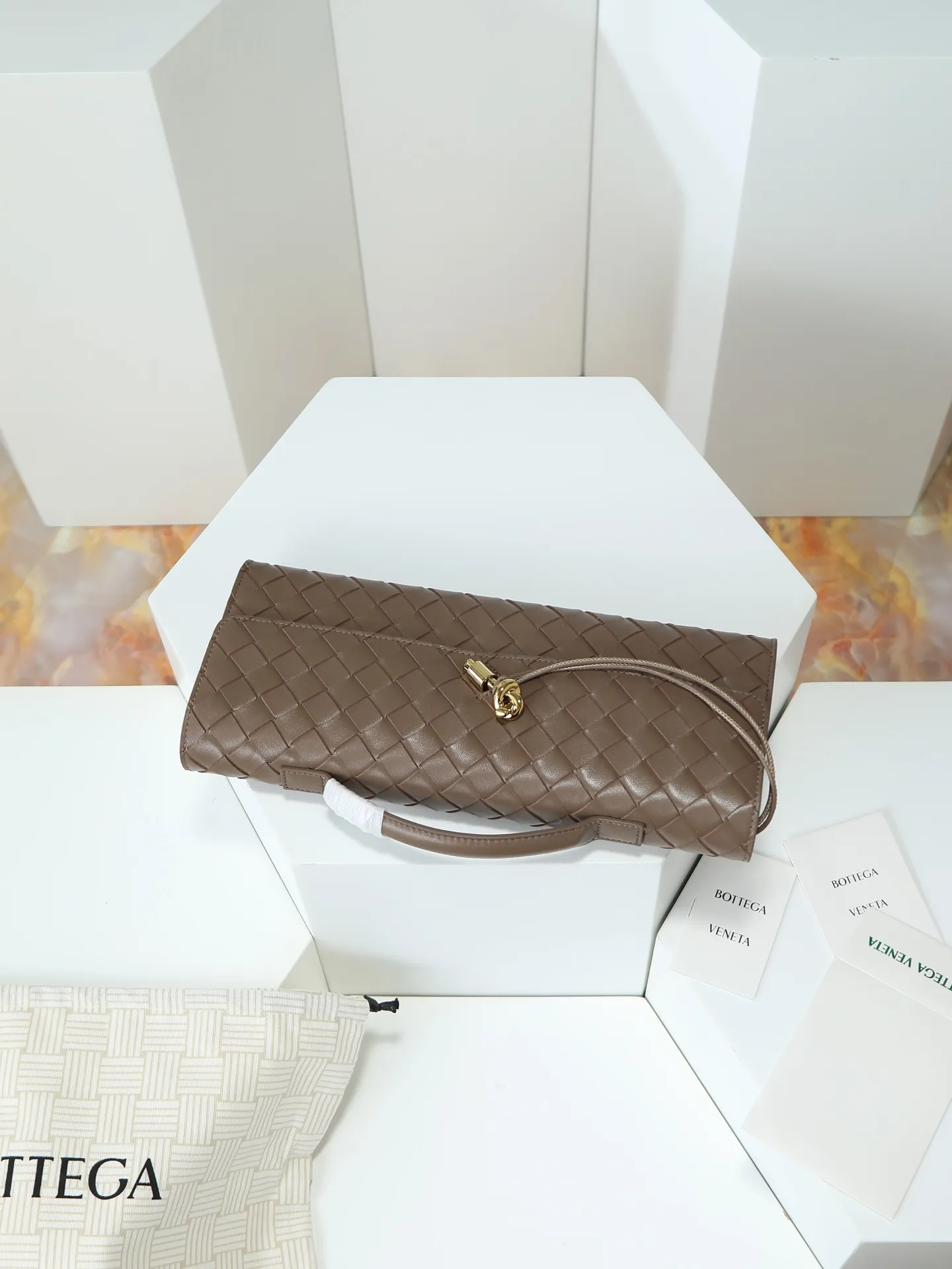 Batch 1540. The BV Andiamo evening handbag has been heavily cultivated again~ The designer aesthetics of the era of economic downturn are back. You fall in love with it at first sight and can't put it down. It's so beautiful. It's full of aura. The shape and texture are very competitive. It's lightweight and has sufficient capacity. It's a must-have for fashionistas. It's suitable for many occasions, minimalist, high-end and light luxury. Style number: 741511 Size: 31*13*3cm